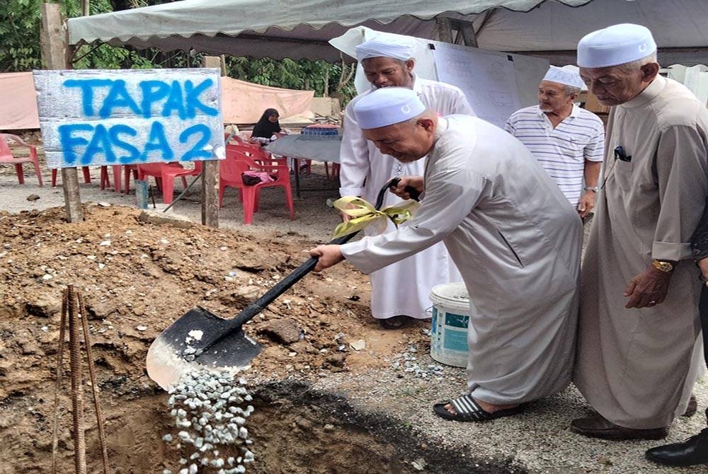 Tuan Ibrahim (dua dari kanan) merasmikan Majlis Pecah Tanah Bangunan Tahfiz Al Ikhwan pada Jumaat.