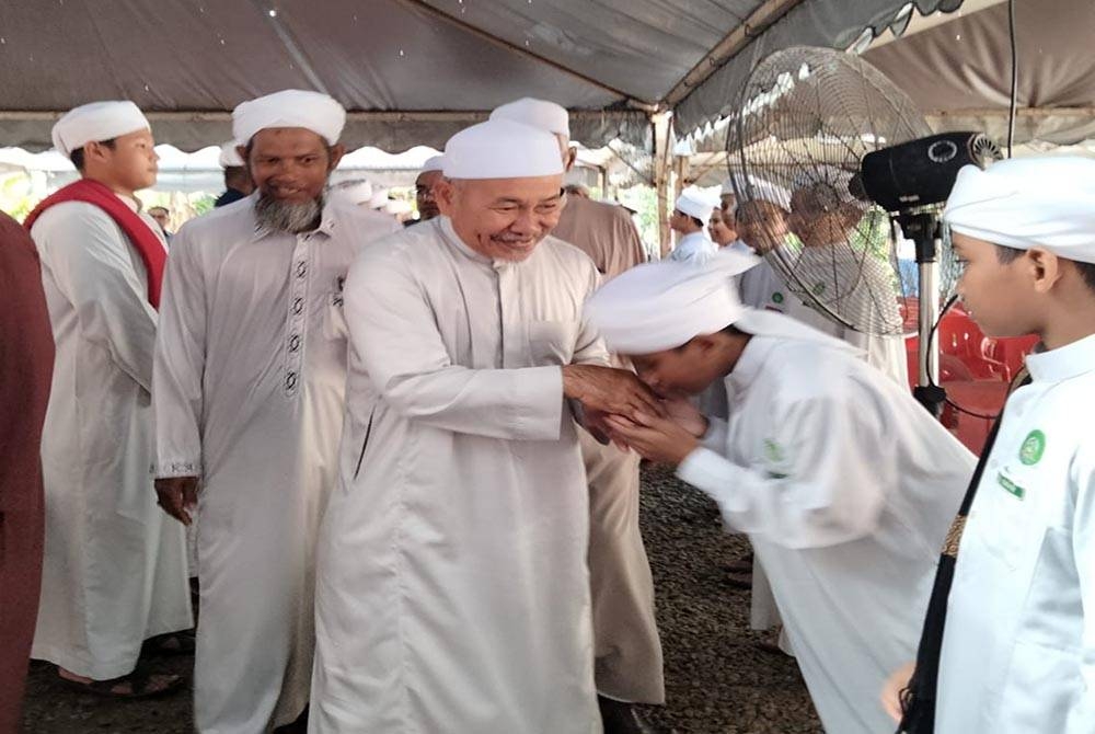 Tuan Ibrahim disambut pelajar Tahfiz Al Ikhwan sempena Majlis Perasmian Bangunan Tahfiz Al Ikhwan Serta Pecah Tanah Fasa II pada Jumaat.
