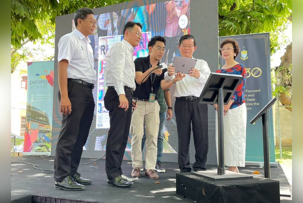 Kon Yeow (dua dari kanan) merasmikan Taman Armenian sebagai taman realiti pertama Pulau Pinang pada Jumaat.