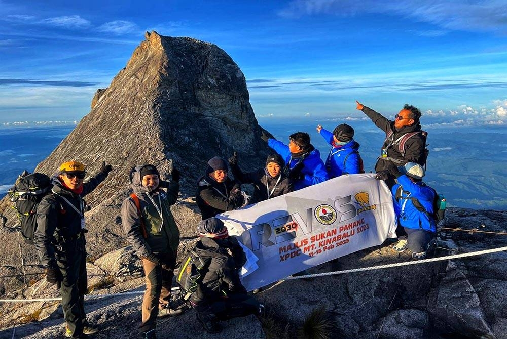 Kepuasan jelas tergambar di wajah pendaki terdiri kakitangan MSP