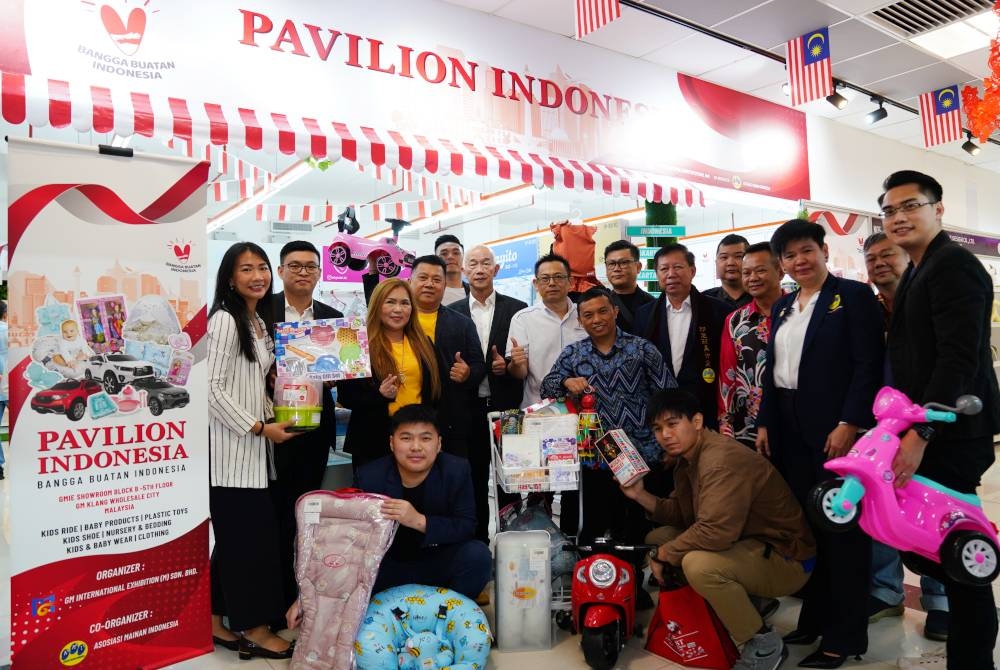 Atase Perdagangan Kedutaan Indonesia di Kuala Lumpur, Deden Muhammad Fajar Shiddiq bersama Sutjiadi Lukas dan Seng Kok bergambar selepas selesai melawat dan melihat produk pada pelancaran Pavilion Indonesia, 'Bangga Buatan Indonesia' yang diadakan di Pusat Borong GM Klang pada Jumaat. - FOTO ROSLI TALIB