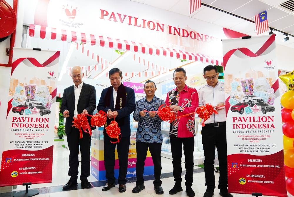 Atase Perdagangan Kedutaan Indonesia di Kuala Lumpur, Deden Muhammad Fajar Shiddiq (tengah) bersama Sutjiadi Lukas (dua dari kiri) dan Seng Kok (kiri) pada pelancaran Pavilion Indonesia, "Bangga Buatan Indonesia" yang diadakan di Pusat Borong GM Klang pada Jumaat. - FOTO ROSLI TALIB