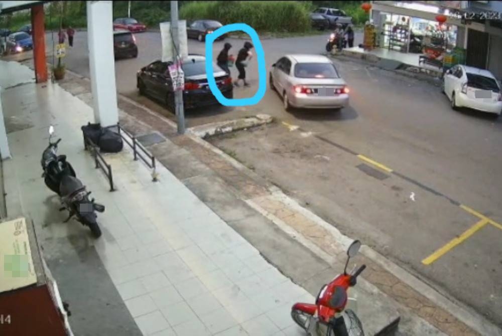 Gambar dalam bulatan menunjukkan suspek (kiri) dan mangsa yang diragut dalam kejadian di Jalan Mokhtar, Kapar, Klang pada Khamis.