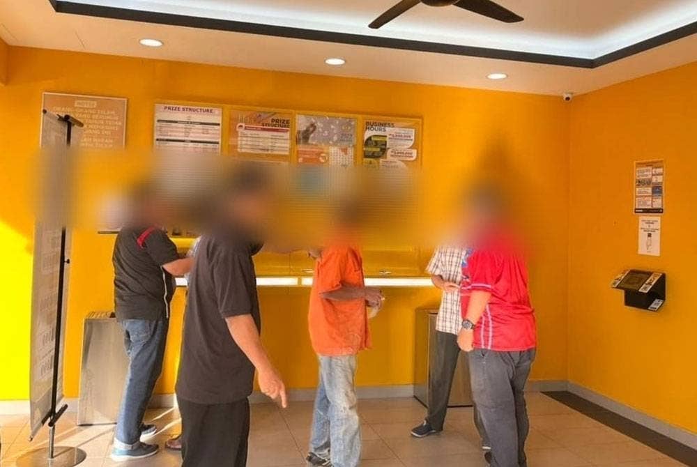 Tiga warga emas dicekup dalam sebuah premis di Taman Debunga Merlimau pada Rabu.