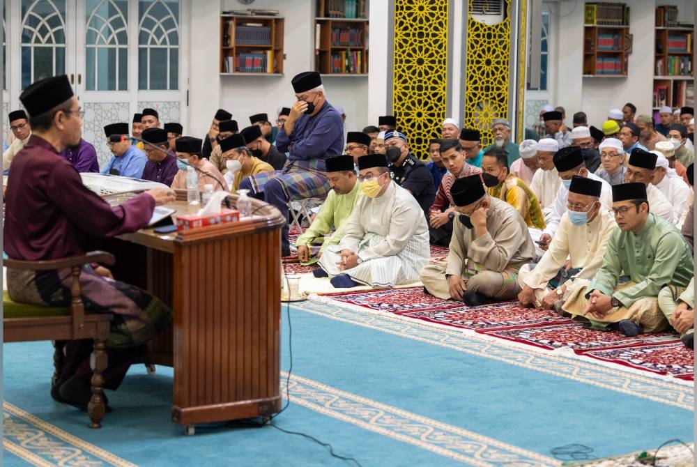 Tengku Mahkota Kelantan, Tengku Dr Muhammad Faiz Petra Ibni Sultan Ismail Petra (empat dari kanan) berkenan mendengar ceramah khas Israk Mikraj yang disampaikan oleh Prof Madya Dr Azhar Muhammad. - Foto Bernama