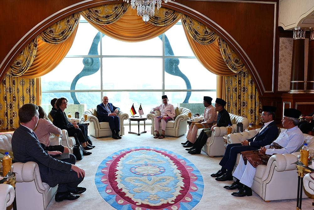 Anwar Ibrahim (lima dari kanan) mengadakan pertemuan bersama Frank-Walter Steinmeier (lima dari kiri) ketika menerima kunjungan hormat Presiden Jerman itu di Perdana Putra pada Jumaat. - Foto: Bernama