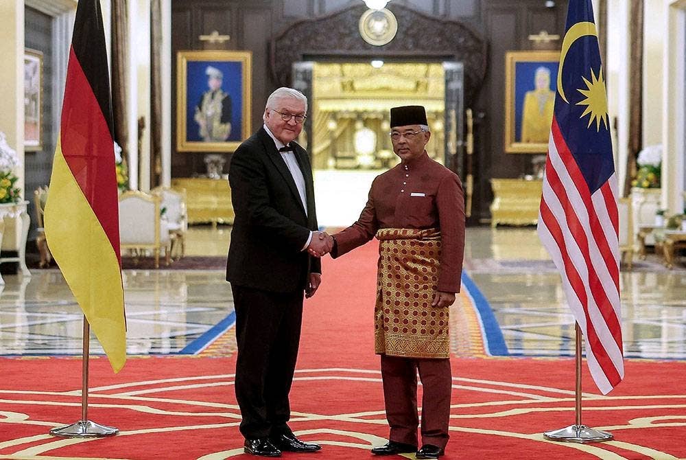 Al-Sultan Abdullah berkenan bergambar bersama Presiden Jerman, Frank-Walter Steinmeier pada Majlis Santapan Malam sempena Lawatan Negara oleh Presiden Jerman ke Malaysia di Istana Negara malam Jumaat. - Foto: Bernama