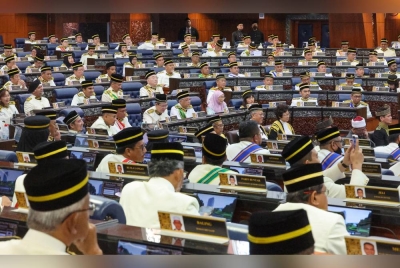 Barisan ahli Dewan Rakyat yang hadir pada Istiadat Pembukaan Mesyuarat Pertama Penggal Kedua, Parlimen ke-15 di Bangunan Parlimen pada Isnin.