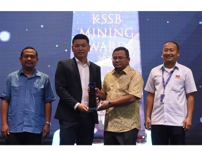 Amirudin (dua dari kanan) menyampaikan Special Appreciation Award Completion of HORAS 600 kepada Jared daripada Sg Rambai Trading Sdn Bhd.