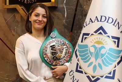 Seren berharap dapat menjual tali pinggang kemenangannya itu pada harga sekurang-kurangnya satu juta lira Turkiye (kira-kira RM224,300). - Foto Facebook/Alanya Alaaddin Keykubat Universitesi