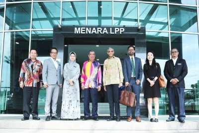 Mohamad (empat dari kiri) ketika bersama delegasi dari Pejabat Pesuruhjaya Tinggi Republik Singapura dan MAFS di Menara Lembaga Pertubuhan Peladang (LPP), Kuala Lumpur pada Rabu.