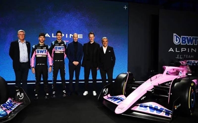 Zidane (tiga dari kanan) pada majlis memperkenalkan jentera baharu Alpine, A523 bagi musim 2023 di London awal pagi Jumaat. -Foto: AFP