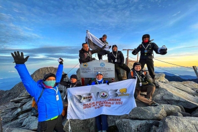 Sebahagian daripada kakitangan MSP meraikan kejayaan selepas menawan puncak Gunung Kinabalu.