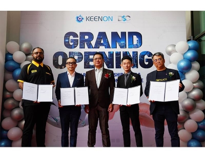 Pengerusi Kehormat Persatuan Fancais Dan Digital Malaysia, Datuk Seri Hasnizal Hassan (tengah) bersama Kayden (dua dari kanan); wakil MyBHA, Dr Sri Ganesh Michiel (kiri); wakil MATA, Datuk Dr Sunny Tan (kanan) dan wakil ARFF, Datuk Mike Loh (dua dari kiri), pada sesi pertukaran dan menandatangani MoU sempena pembukaan Kedai Utama Robotik KEENON dan Pejabat Diverse Supply Chain Sdn. Bhd. pada Jumaat.