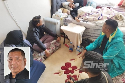 Wakil Sinar Harian, Nurul Riduan Nor Ashaha (dua dari kanan) menyantuni mangsa gempa bumi di Turkiye. Gambar kecil: Nik Justin