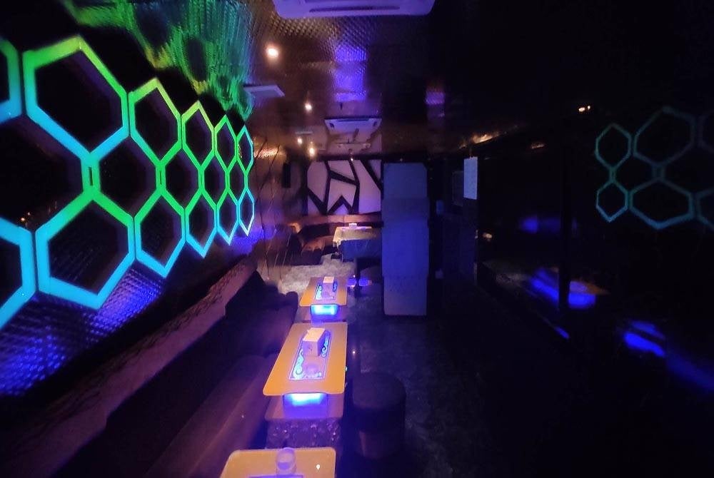 Bilik karaoke mewah yang disediakan di sebuah pusat hiburan di ibu negara digempur imigresen pada Sabtu.