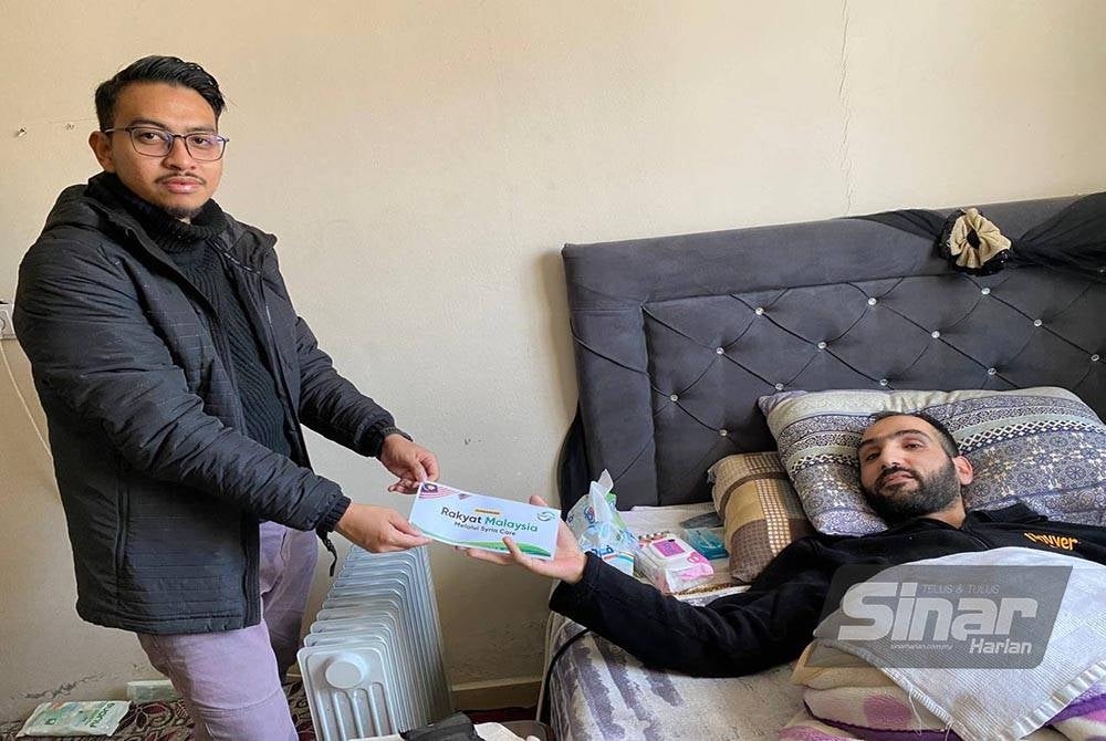 Abdul Wahab menerima bantuan kewangan Tabung #BantuanBencana Sinar Karangkraf x Syria Care yang disalurkan bagi meringankan bebannya.- FOTO SINAR HARIAN/NURUL RIDUAN NOR ASHAHA