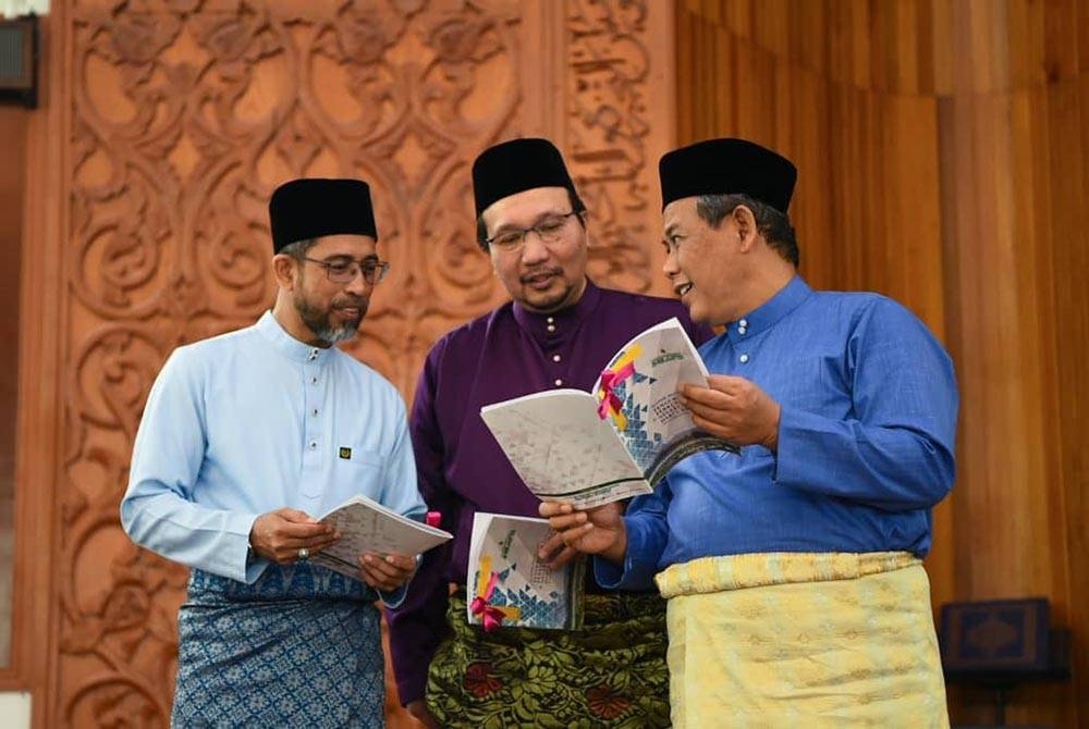 Aminuddin (kanan) ketika hadir pada majlis berkenaan pada malam Jumaat.