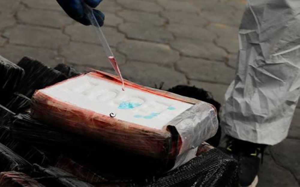 Seorang pekerja melakukan ujian bagi membuktikan bahan tersebut adalah dadah sebelum mencampurkannya dengan simen untuk dijadikan bahan binaan. - Foto Reuters