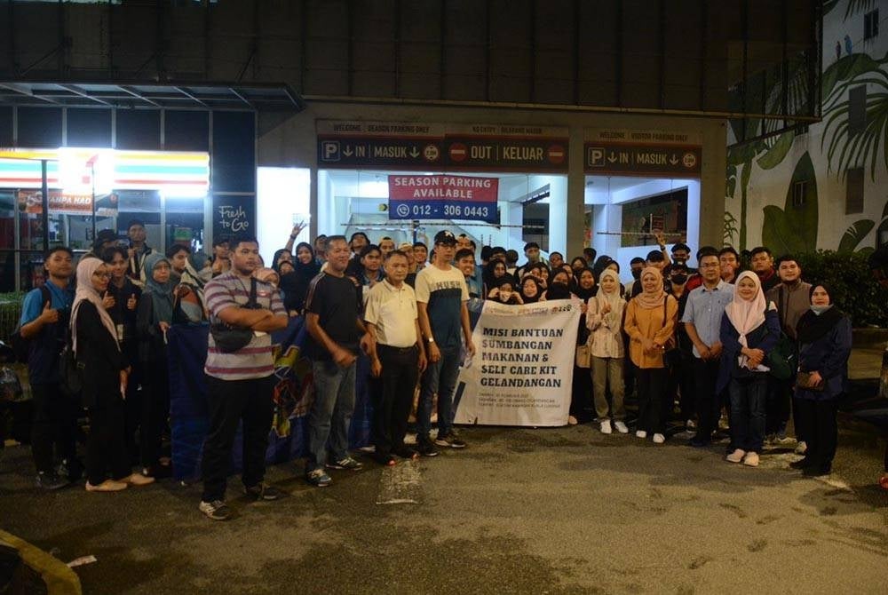 Sebahagian daripada MPP Kolej Vokasional Sepang dan Kolej Vokasional Sungai Buloh bergambar semasa program memberikan sumbangan makanan dan kit penjagaan diri kepada gelandangan di Chow Kit, Kuala Lumpur.