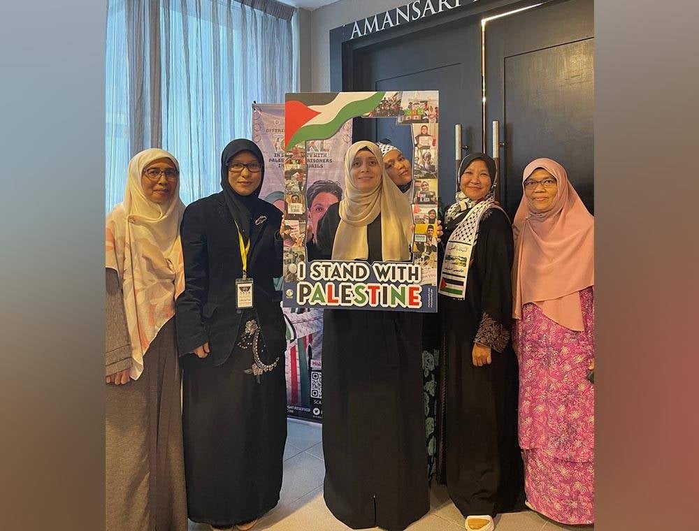 Samar (tengah) bersama ahli MyCARE selepas Majlis Hi-Tea MyCARE Johor sempena Persidangan Antarabangsa Palestin Kuala Lumpur (ICPKL) 2023 di sebuah hotel di Iskandar Puteri pada Jumaat.