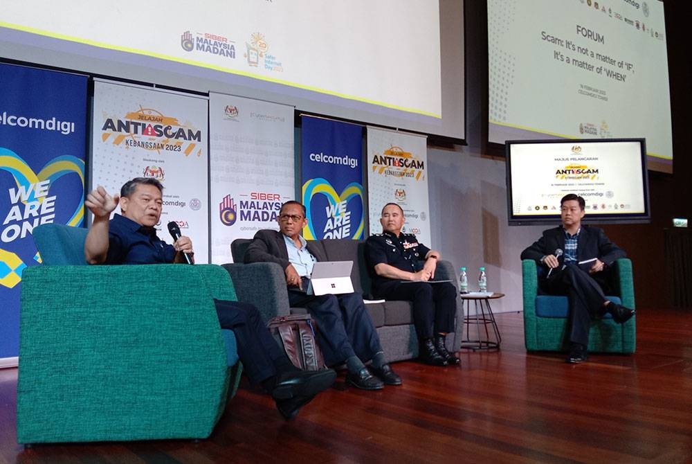 Zulkarnain (kiri) ketika Forum Jelajah Anti Scam Kebangsaan 2023 di Menara Digi Celcom pada Sabtu.