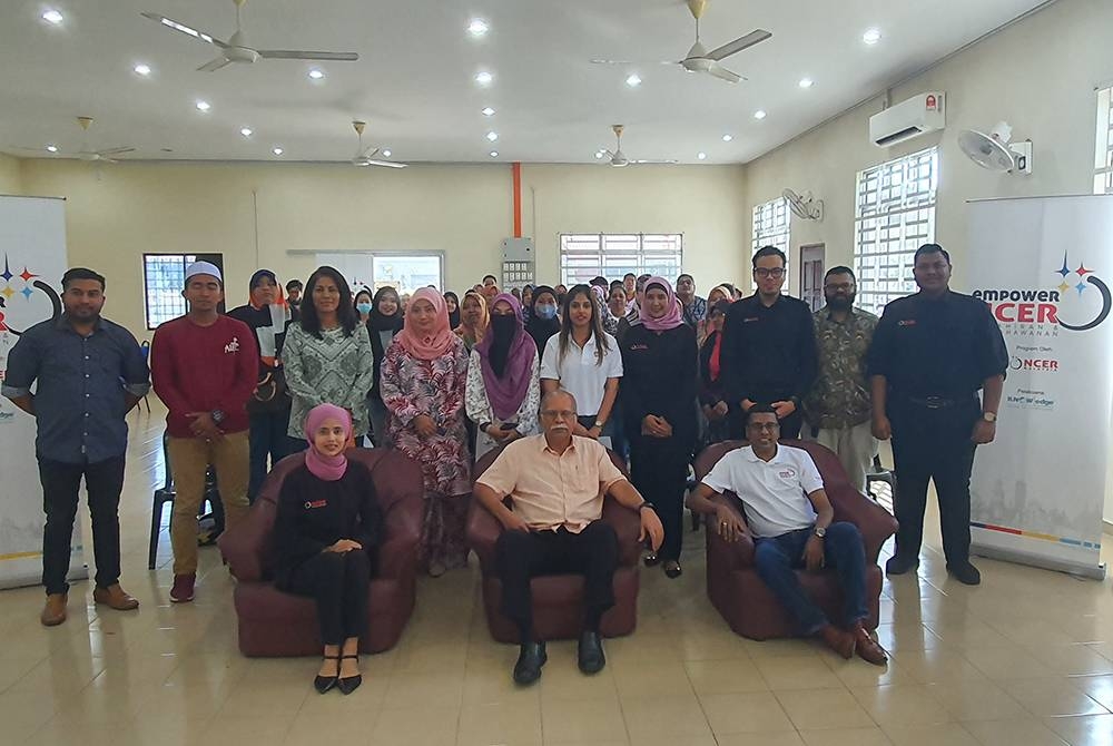 Ramasamy (duduk, dua dari kanan) bergambar bersama peserta yang mengikuti Program empowerNCER di Taman Kimsar, pada Sabtu.