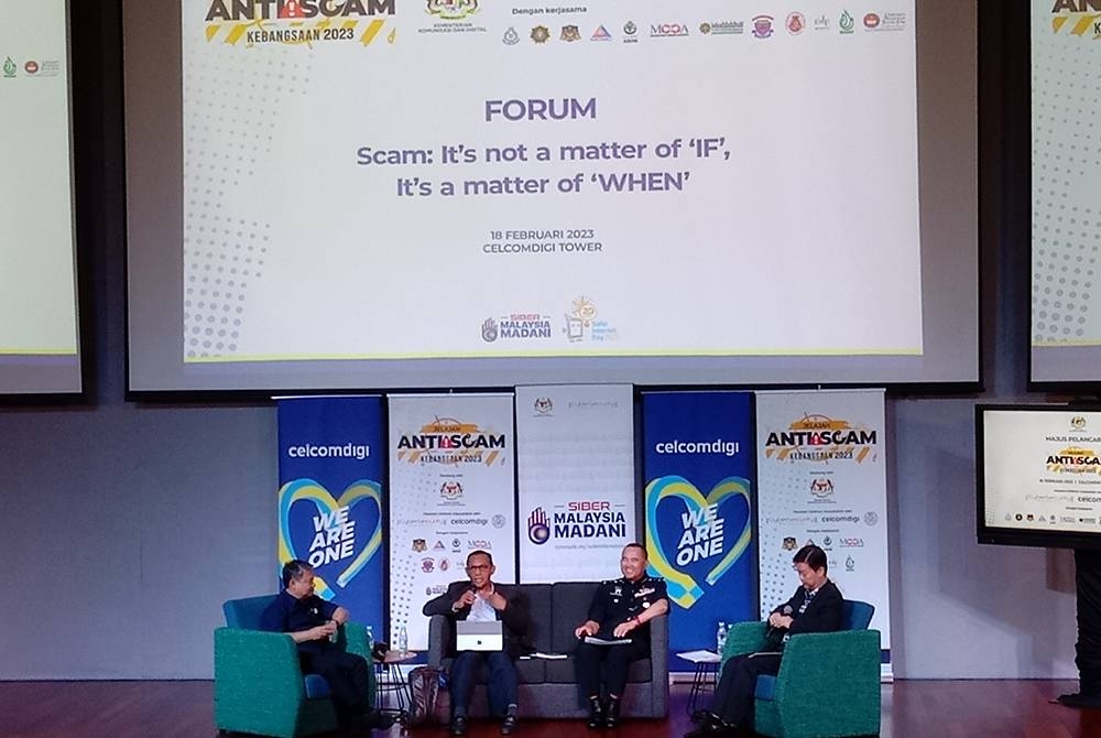 Mohamad Fauzan (dua dari kiri) ketika menjayakan Forum Jelajah Anti Scam Kebangsaan 2023 di Menara Digi Celcom pada Sabtu.