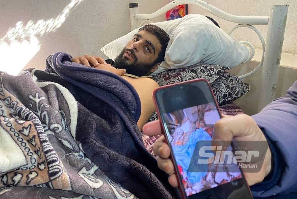 Hussain kini terlantar kesan kecederaan pada tulang belakang ketika gempa bumi yang menggegar Turkiye pada 6 Februari lalu.
(Gambar kecil) Jenazah isterinya dibaluti dengan kanvas.