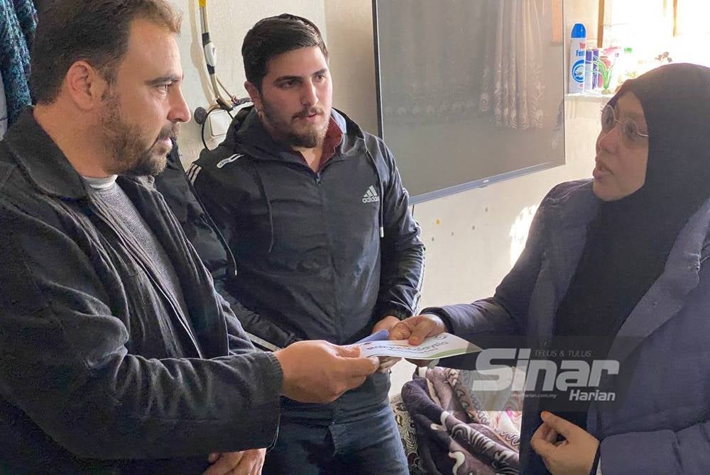 Siti Sakinah (kanan) menyampaikan bantuan kewangan Tabung #BantuanBencana Sinar Harian x Syria Care kepada mangsa gempa bumi warga Syria yang menetap di Turkiye.