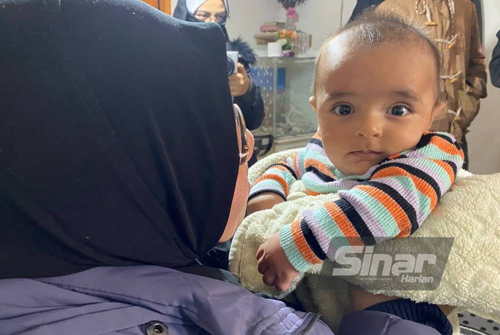 Ketua Pegawai Eksekutif Syria Care, Siti Sakinah Meor Omar Baki mendukung Borhan ketika ditemui dalam misi bantuan Tabung #BantuanBencana Sinar Harian x Syria Care di Reyhanly.