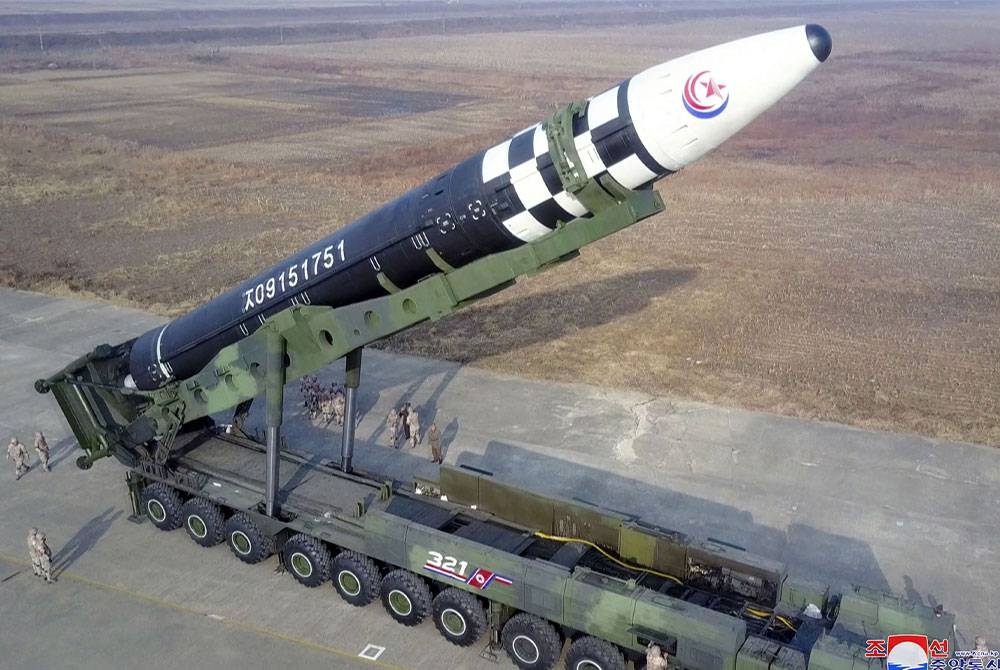 Gambar disiarkan Agensi Berita Pusat Korea (KCNA) menunjukkan peluru berpandu ICBM Korea Utara dikenali sebagai 'Hwasong Gun 17'. - Foto AFP