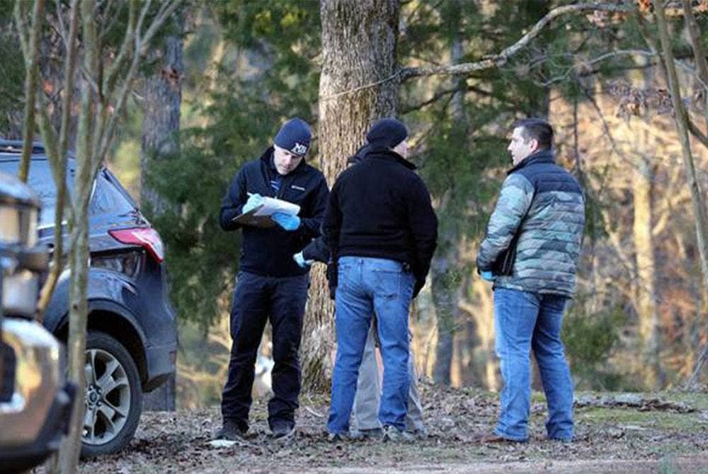 Polis turut menemui dua lagi mangsa yang terbunuh di dalam sebuah kenderaan berhampiran lokasi kejadian. - Gambar/ AP