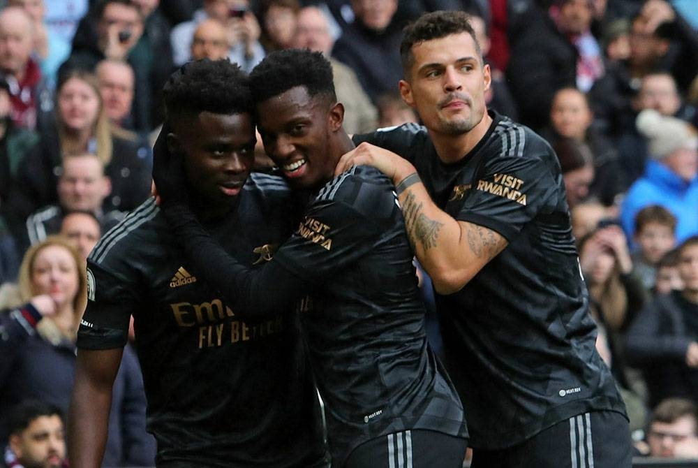 Saka (kiri) meraikan jaringannya bersama rakan-rakan sepasukannya di Villa Park sebentar tadi.