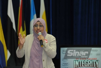 Nurhayati menyampaikan mesej antirasuah.