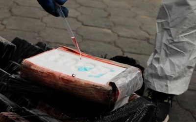 Seorang pekerja melakukan ujian bagi membuktikan bahan tersebut adalah dadah sebelum mencampurkannya dengan simen untuk dijadikan bahan binaan. - Foto Reuters