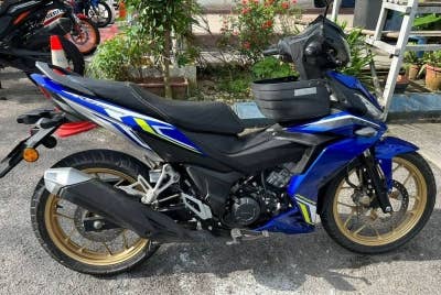 Motosikal yang disyaki digunakan suspek untuk melakukan jenayah ragut. (Gambar kecil: Rantai emas yang disyaki diragut oleh suspek). - Foto PDRM