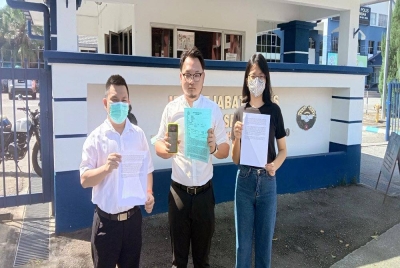 Chun Weng (tengah) menunjukkan laporan polis dan akaun TikTok yang didakwa membuat provokasi berhubung penukaran nama Jalan Temiang.