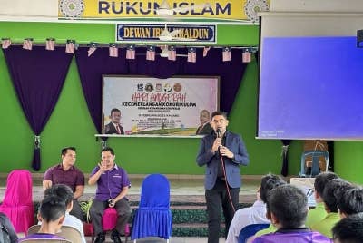 Nor Halmey (tengah) menyampaikan ceramah kepada murid SK Seri Perlis sambil disaksikan penolong kanan dan barisan pentadbir dan guru pada Selasa lepas.