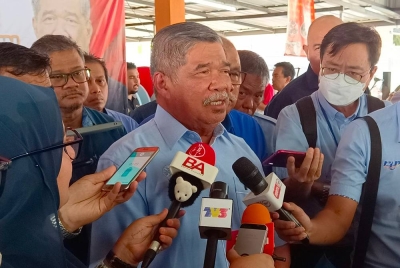 Mohamad ketika bercakap kepada media selepas merasmikan program Malaysia Madani: Perikanan Cukup dan Terjamin di Hutan Melintang pada Sabtu.