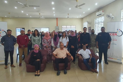 Ramasamy (duduk, dua dari kanan) bergambar bersama peserta yang mengikuti Program empowerNCER di Taman Kimsar, pada Sabtu.
