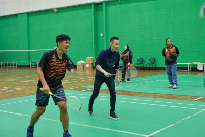 Chong Wei beraksi bersama seorang pemain badminton para negara ketika mengiringi Menteri Belia dan Sukan, Hannah Yeoh melawat Pusat Kecemerlangan Sukan Paralimpik Kg Pandan, Kuala Lumpur pada Sabtu.
FOTO: FB KBSMALAYSIA