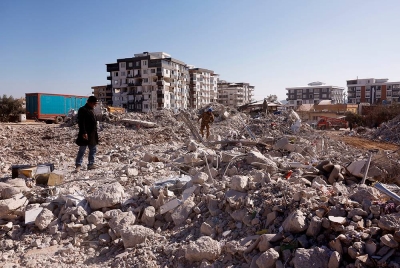 Tiga mangsa, termasuk seorang kanak-kanak masih hidup di bawah runtuhan pangsapuri selepas 296 jam gempa bumi kuat melanda Turkiye. - Foto Bernama