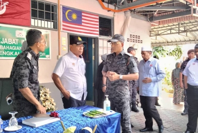 Saifuddin ( dua dari kiri ) mendengar taklimat daripada Khairul Dzaimee ketika tinjauan di perairan Sungai Golok, Pengkalan Kubor sempena Program Kementerian Dalam Negeri Madani pada Sabtu.
