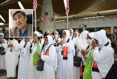 Para jemaah umrah menadah tangan membaca doa sebelum berlepas ke tanah suci bagi menunaikan ibadah tersebut. - Gambar hiasan (Gambar kecil: Razali)