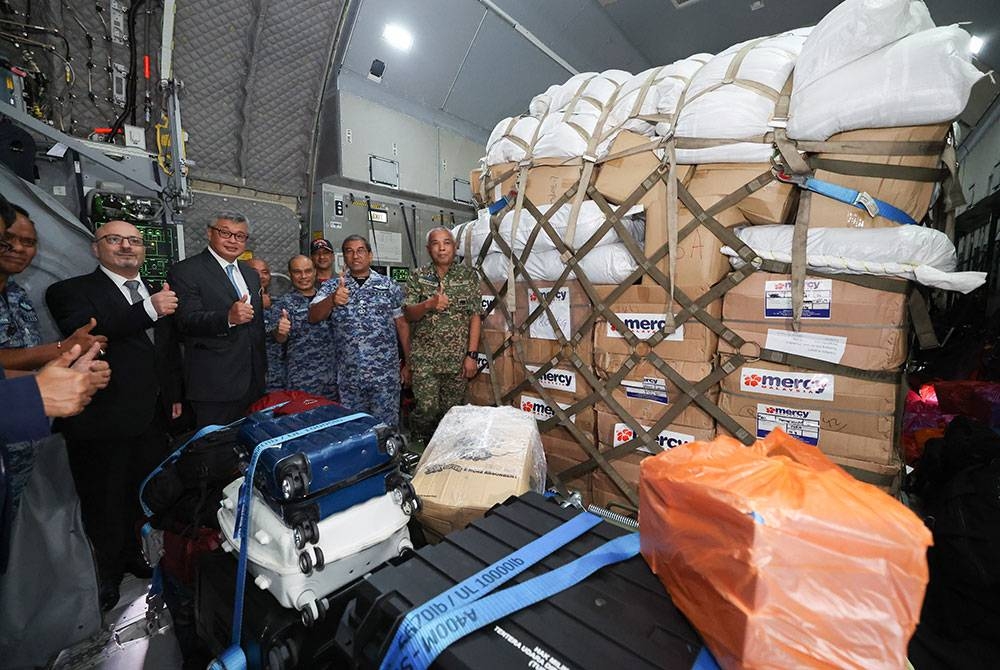 Panglima Tentera Udara Diraja Malaysia (TUDM) Datuk Seri Mohd Asghar Khan Goriman Khan (dua, kanan) bergambar bersama barangan bantuan kemanusiaan gempa bumi ke Syria di Pangkalan Udara TUDM Subang hari ini.
Turut sama Timbalan Ketua Setiausaha Hubungan Pelbagai Hala Kementerian Luar Negeri Datuk Cheong Loon Lai (dua, kiri) dan Kuasa Usaha Sementara Kedutaan Besar Syria di Kuala Lumpur Mohd Ghiath Ibrahim (kiri).
