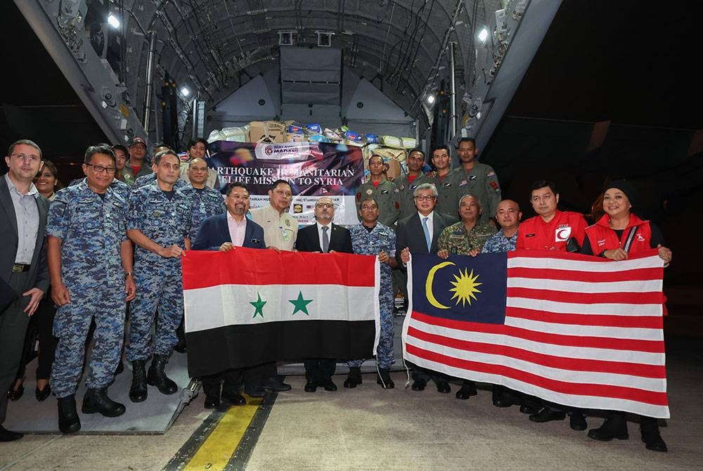 Panglima Tentera Udara Diraja Malaysia (TUDM) Datuk Seri Mohd Asghar Khan Goriman Khan bergambar ketika hadir melihat proses pada misi penghataran bantuan kemanusiaan gempa bumi ke Syria di Pangkalan Udara TUDM Subang hari ini.
Turut sama Timbalan Ketua Setiausaha Hubungan Pelbagai Hala Kementerian Luar Negeri Datuk Cheong Loon Lai (sembilan, kiri) dan Kuasa Usaha Sementara Kedutaan Besar Syria di Kuala Lumpur Mohd Ghiath Ibrahim (tujuh, kiri).