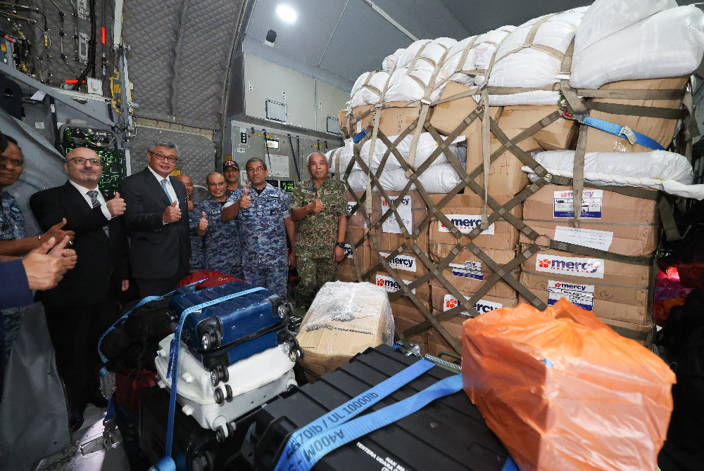 Panglima TUDM, Datuk Seri Mohd Asghar Khan Goriman Khan (dua, kanan) bergambar bersama barangan bantuan kemanusiaan gempa bumi ke Syria di Pangkalan Udara TUDM Subang pada Sabtu. - Foto Bernama