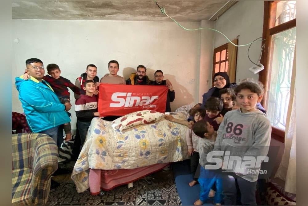 Keluarga Abdul Bari dan Isa bergambar bersama wakil Sinar Harian dan Syria Care selepas menerima bantuan kewangan Tabung #BantuanBencana Sinar Harian x Syria Care