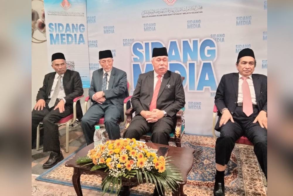 Tengku Mohamad Rizam (dua dari kanan) pada Majlis Sidang Media Khas Terimaan dan perbelanjaan 2022 di Kota Bharu pada Khamis.